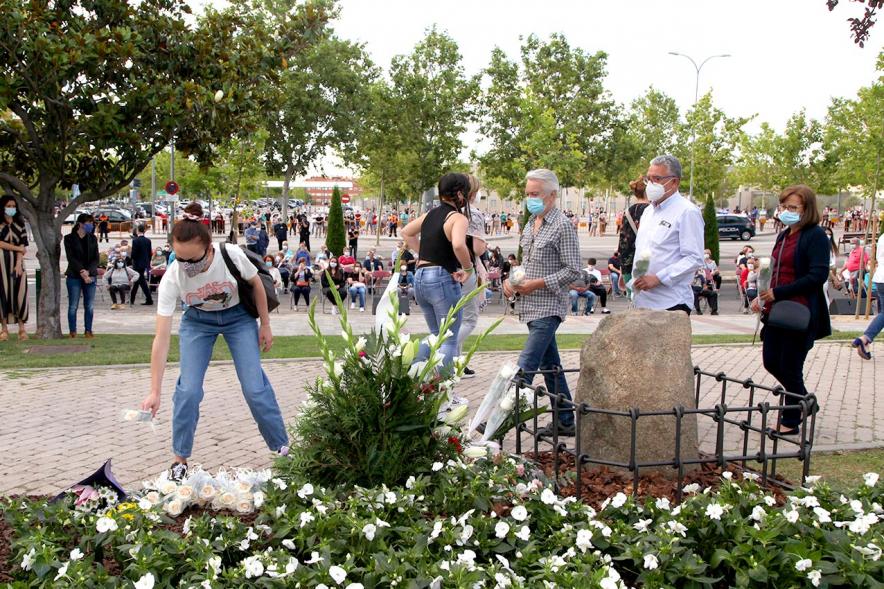 Homenaje a las Víctimas del Covid-19 - Imagen del público en general que participa en la ofrenda de flores.