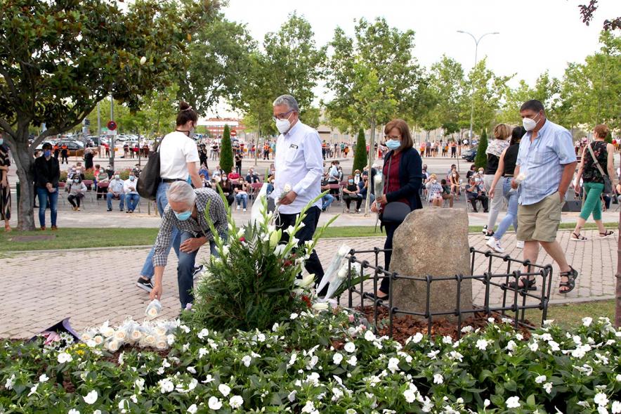 Homenaje a las Víctimas del Covid-19 - Imagen del público en general que participa en la ofrenda de flores.