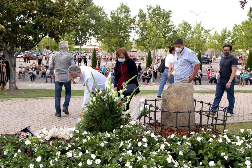 Homenaje a las Víctimas del Covid-19 - Imagen del público en general que participa en la ofrenda de flores.