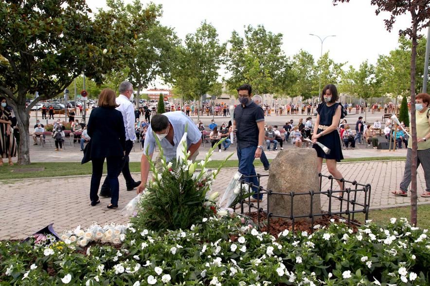 Homenaje a las Víctimas del Covid-19 - Imagen del público en general que participa en la ofrenda de flores.