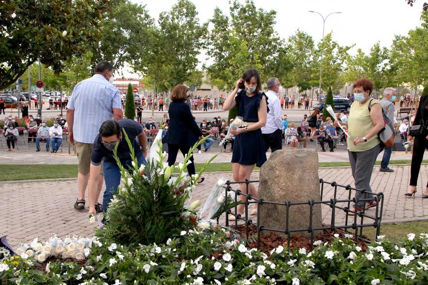 Homenaje a las Víctimas del Covid-19 - Imagen del público en general que participa en la ofrenda de flores.