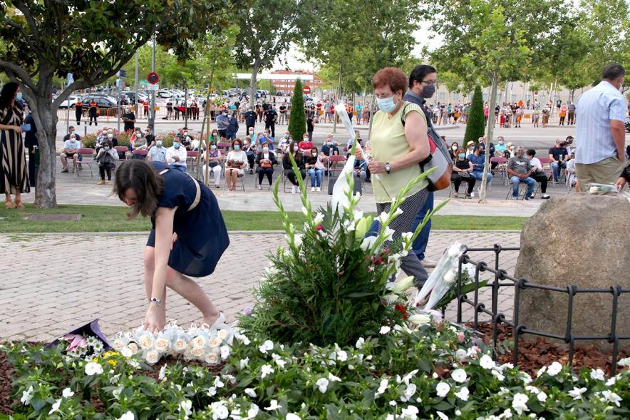 Homenaje a las Víctimas del Covid-19 - Imagen del público en general que participa en la ofrenda de flores.