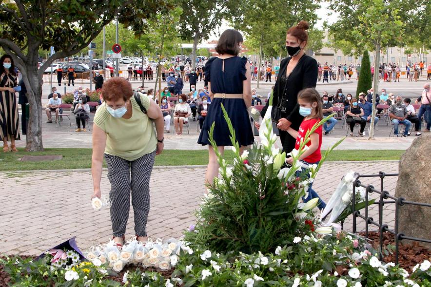 Homenaje a las Víctimas del Covid-19 - Imagen del público en general que participa en la ofrenda de flores.