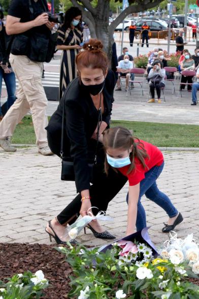 Homenaje a las Víctimas del Covid-19 - Imagen de una madre con su hija que participa en la ofrenda de flores. 