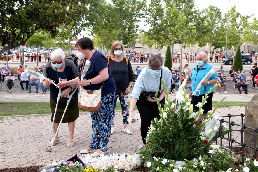 Homenaje a las Víctimas del Covid-19 - Imagen del público en general que participa en la ofrenda de flores.