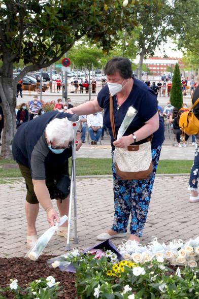 Homenaje a las Víctimas del Covid-19 - Imagen del público en general que participa en la ofrenda de flores.