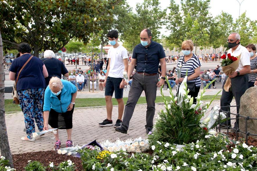 Homenaje a las Víctimas del Covid-19 - Imagen del público en general que participa en la ofrenda de flores.
