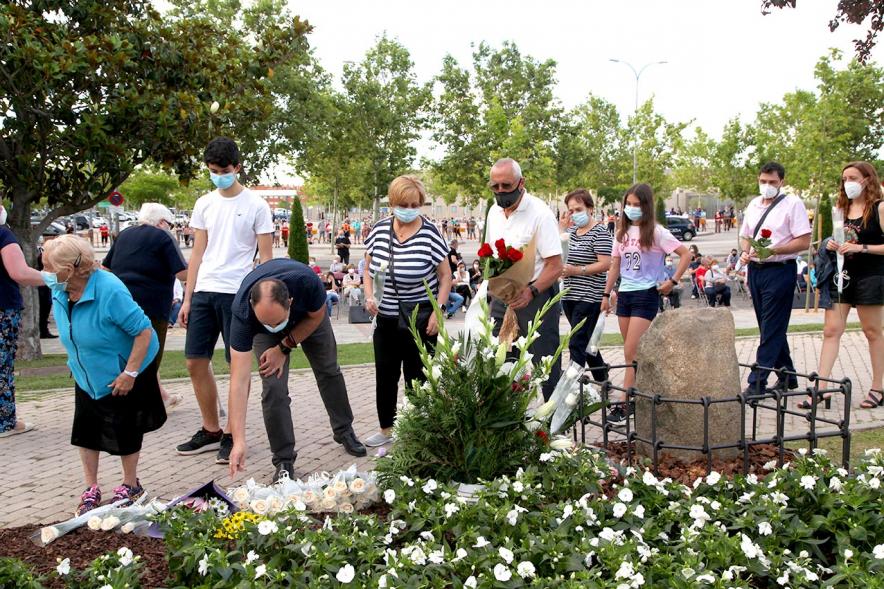 Homenaje a las Víctimas del Covid-19 - Imagen del público en general que participa en la ofrenda de flores.
