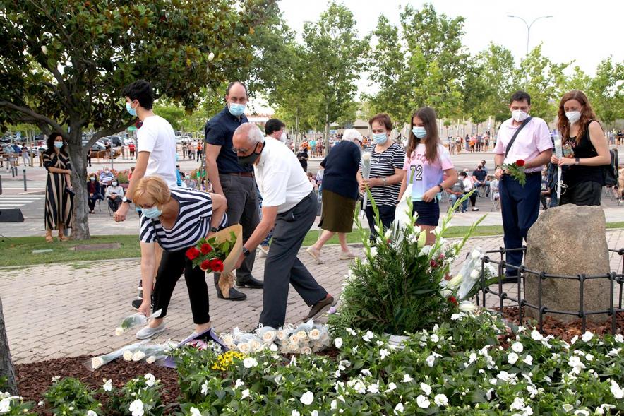 Homenaje a las Víctimas del Covid-19 - Imagen del público en general que participa en la ofrenda de flores.