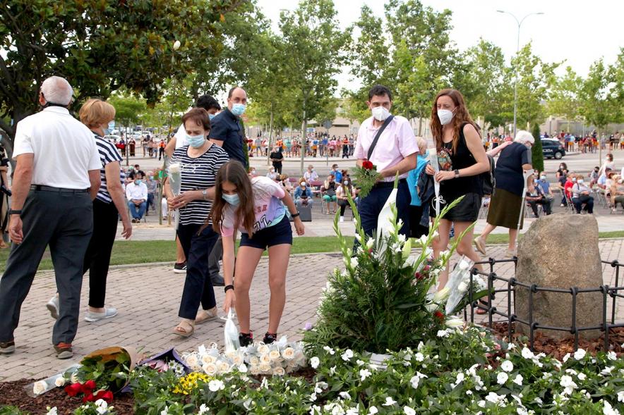 Homenaje a las Víctimas del Covid-19 - Imagen del público en general que participa en la ofrenda de flores.