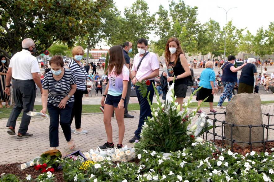 Homenaje a las Víctimas del Covid-19 - Imagen del público en general que participa en la ofrenda de flores.