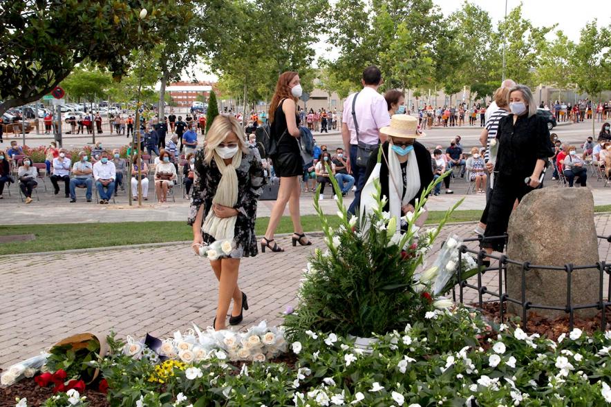 Homenaje a las Víctimas del Covid-19 - Imagen del público en general que participa en la ofrenda de flores.