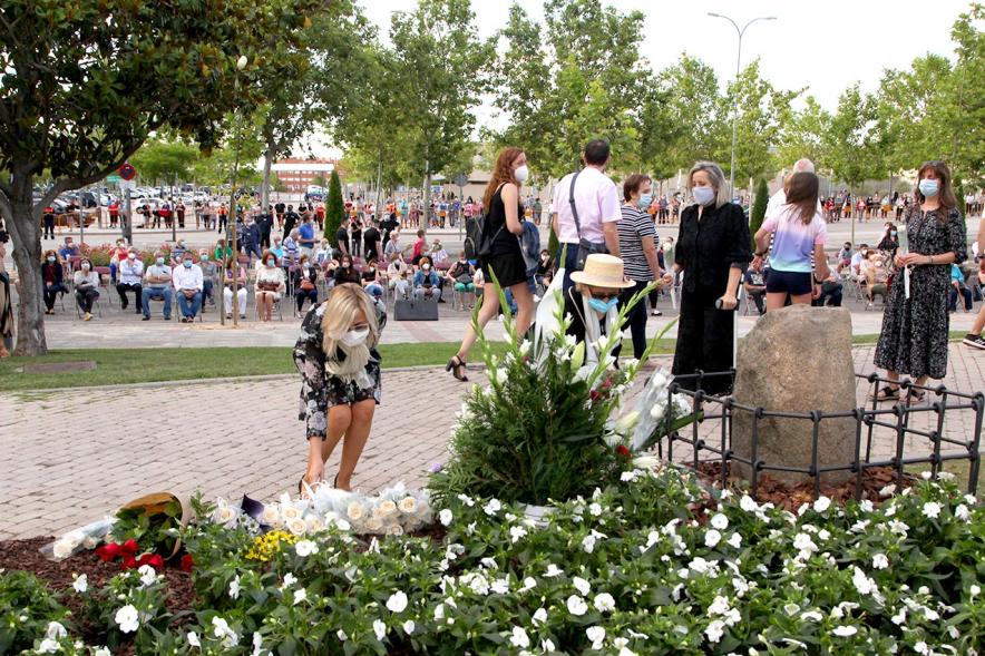 Homenaje a las Víctimas del Covid-19 - Imagen del público en general que participa en la ofrenda de flores.