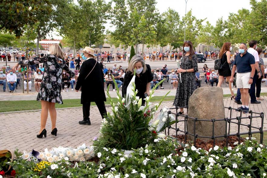 Homenaje a las Víctimas del Covid-19 - Imagen del público en general que participa en la ofrenda de flores.