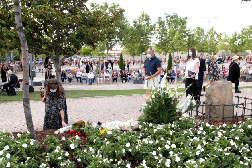 Homenaje a las Víctimas del Covid-19 - Imagen del público en general que participa en la ofrenda de flores.