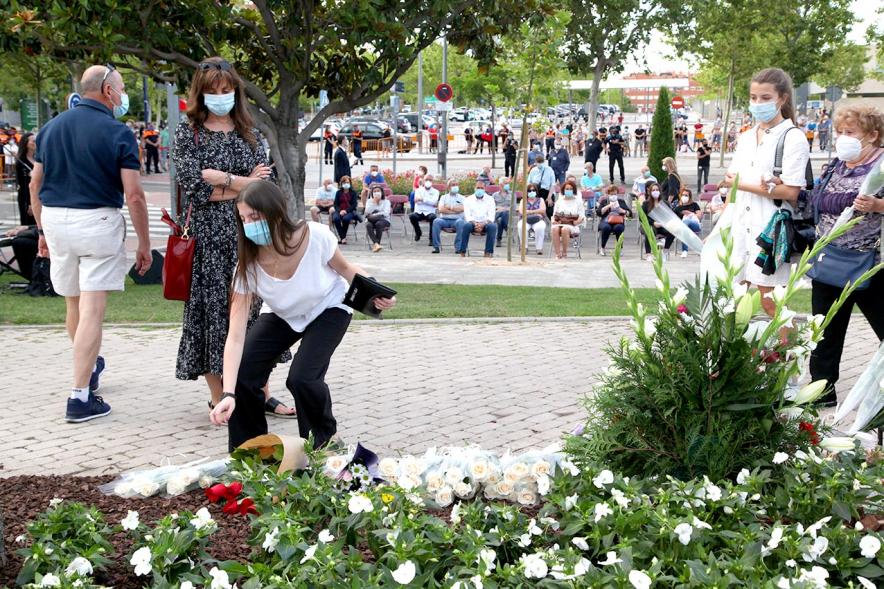 Homenaje a las Víctimas del Covid-19 - Imagen del público en general que participa en la ofrenda de flores.