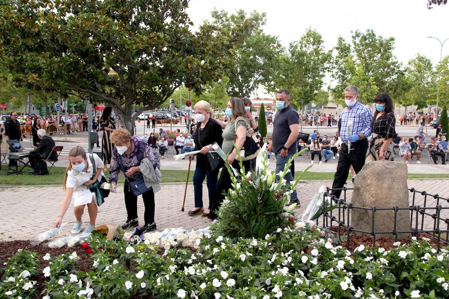 Homenaje a las Víctimas del Covid-19 - Imagen del público en general que participa en la ofrenda de flores.