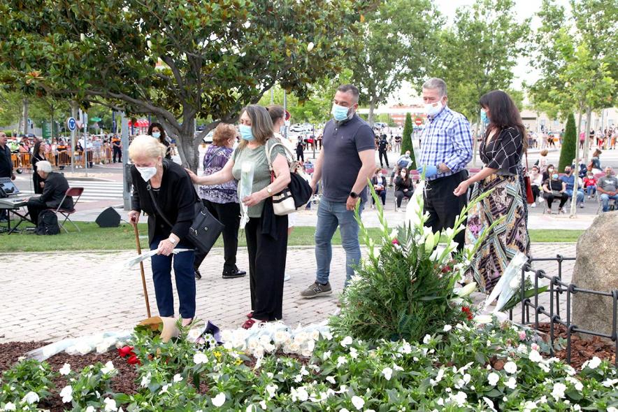 Homenaje a las Víctimas del Covid-19 - Imagen del público en general que participa en la ofrenda de flores.