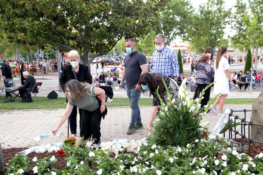 Homenaje a las Víctimas del Covid-19 - Imagen del público en general que participa en la ofrenda de flores.
