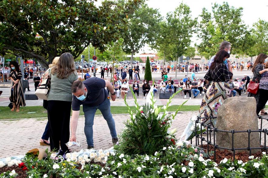 Homenaje a las Víctimas del Covid-19 - Imagen del público en general que participa en la ofrenda de flores.