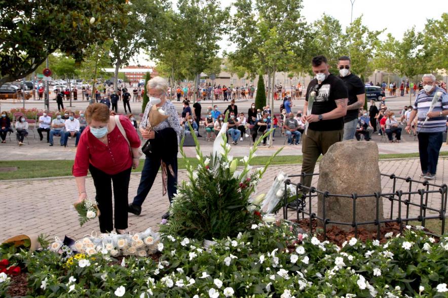 Homenaje a las Víctimas del Covid-19 - Imagen del público en general que participa en la ofrenda de flores.