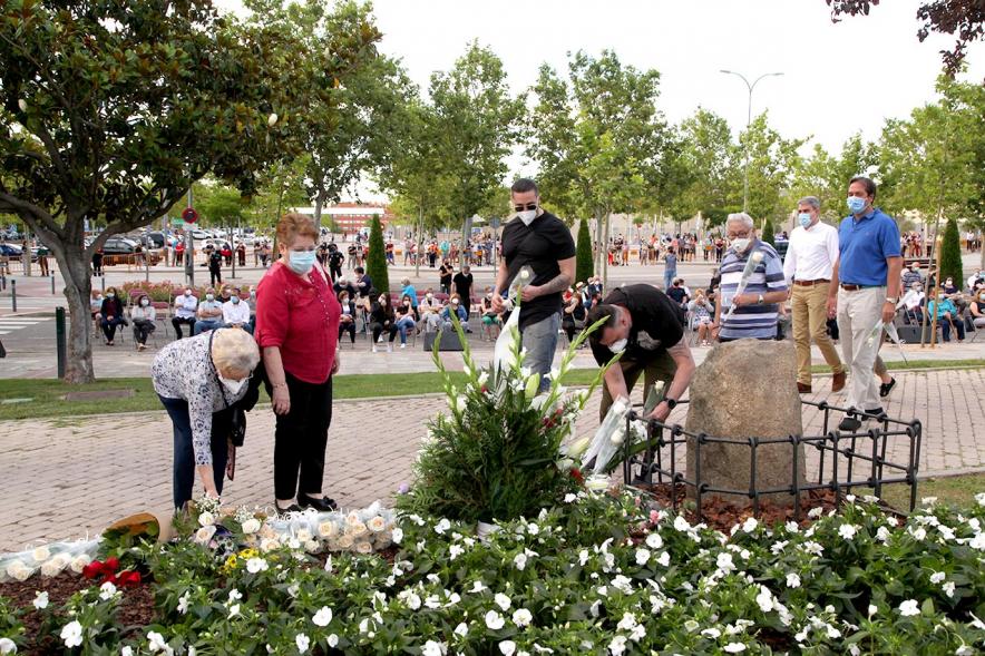 Homenaje a las Víctimas del Covid-19 - Imagen del público en general que participa en la ofrenda de flores.