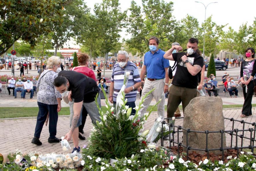 Homenaje a las Víctimas del Covid-19 - Imagen del público en general que participa en la ofrenda de flores.
