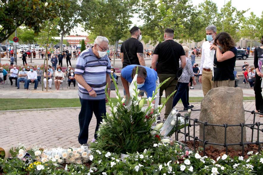 Homenaje a las Víctimas del Covid-19 - Imagen del público en general que participa en la ofrenda de flores.