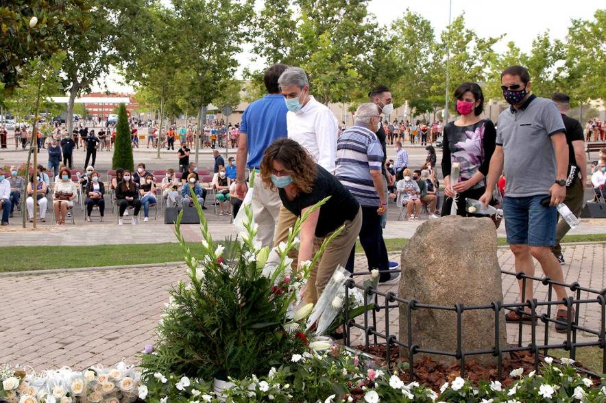 Homenaje a las Víctimas del Covid-19 - Imagen del público en general que participa en la ofrenda de flores.
