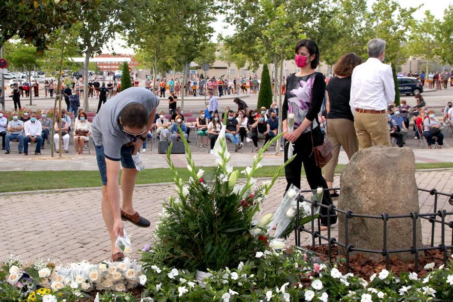 Homenaje a las Víctimas del Covid-19 - Imagen del público en general que participa en la ofrenda de flores.