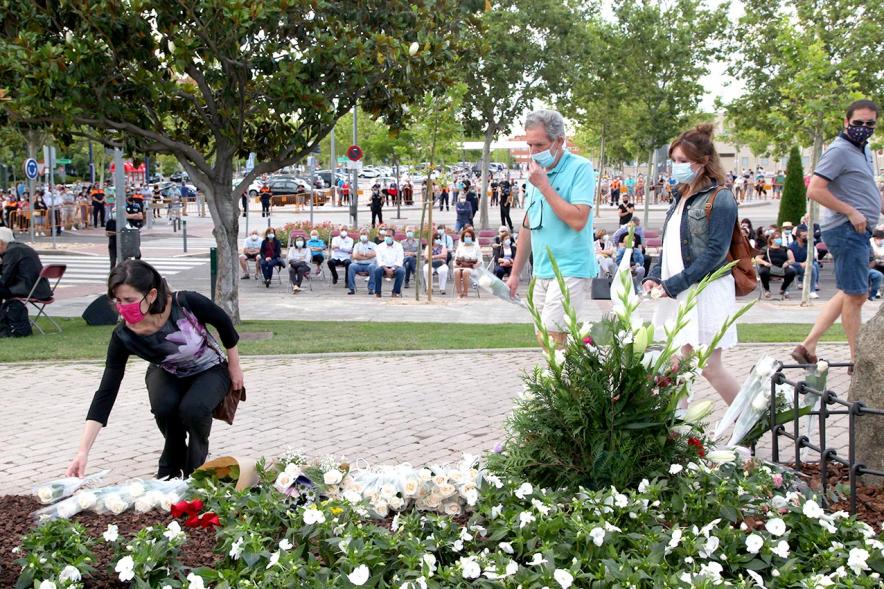 Homenaje a las Víctimas del Covid-19 - Imagen del público en general que participa en la ofrenda de flores.