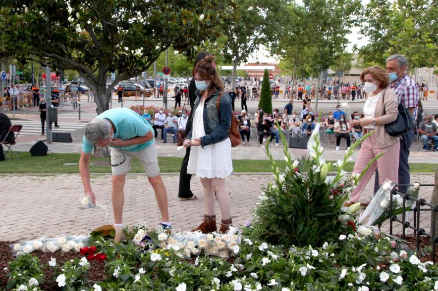 Homenaje a las Víctimas del Covid-19 - Imagen del público en general que participa en la ofrenda de flores.