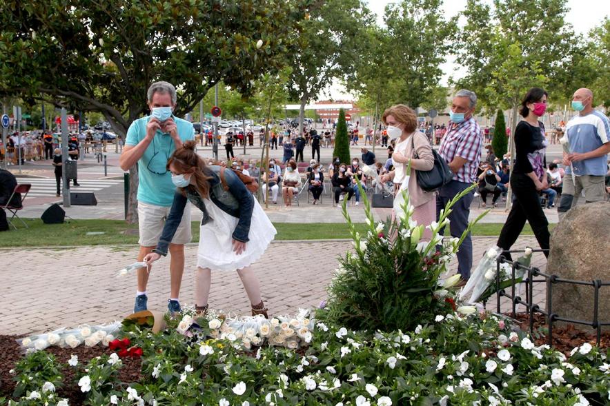 Homenaje a las Víctimas del Covid-19 - Imagen del público en general que participa en la ofrenda de flores.