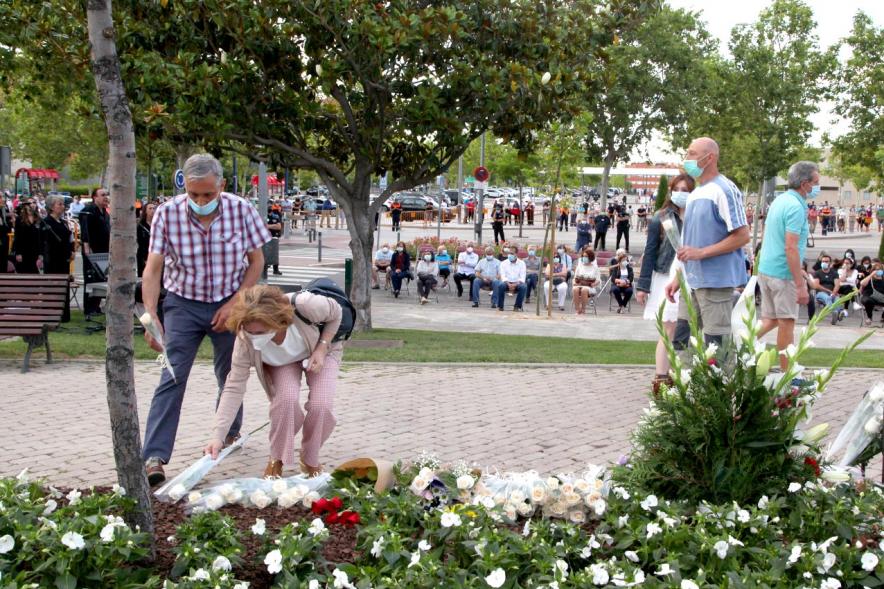 Homenaje a las Víctimas del Covid-19 - Imagen del público en general que participa en la ofrenda de flores.