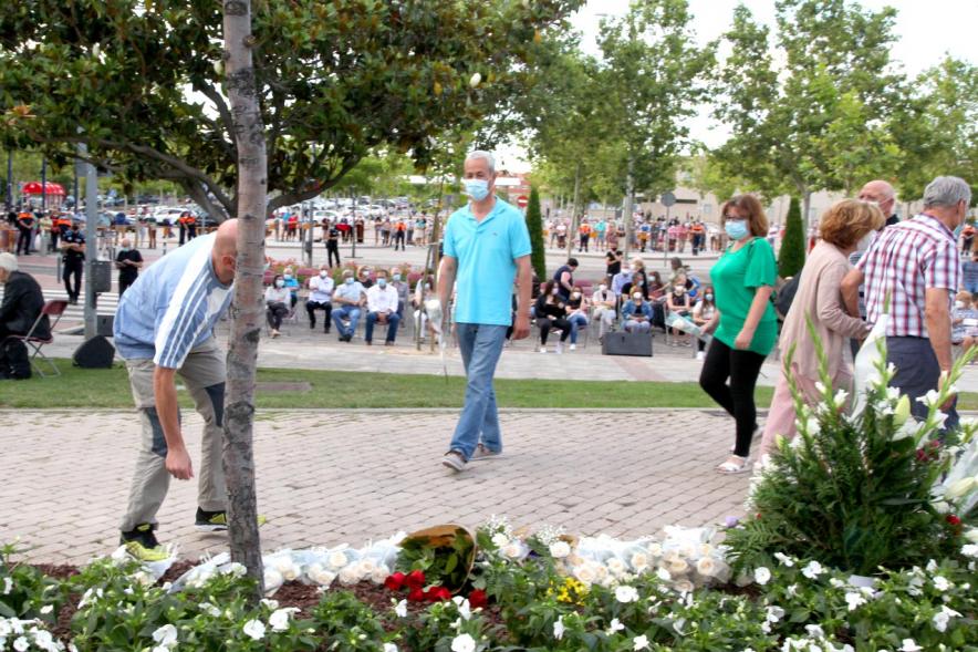 Homenaje a las Víctimas del Covid-19 - Imagen del público en general que participa en la ofrenda de flores.