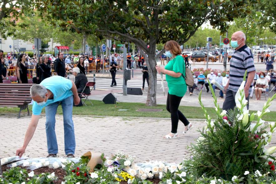 Homenaje a las Víctimas del Covid-19 - Imagen del público en general que participa en la ofrenda de flores.