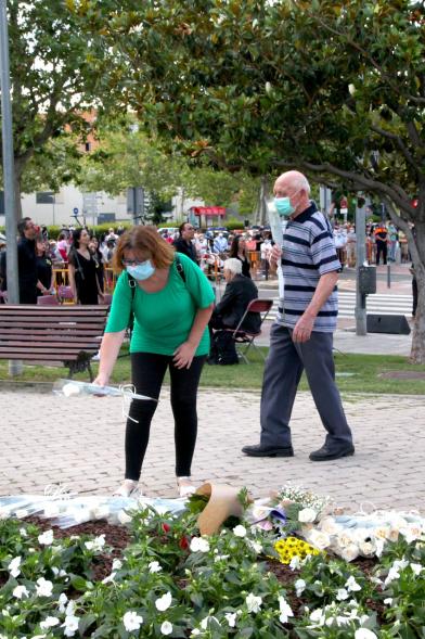 Homenaje a las Víctimas del Covid-19 - Imagen del público en general que participa en la ofrenda de flores.