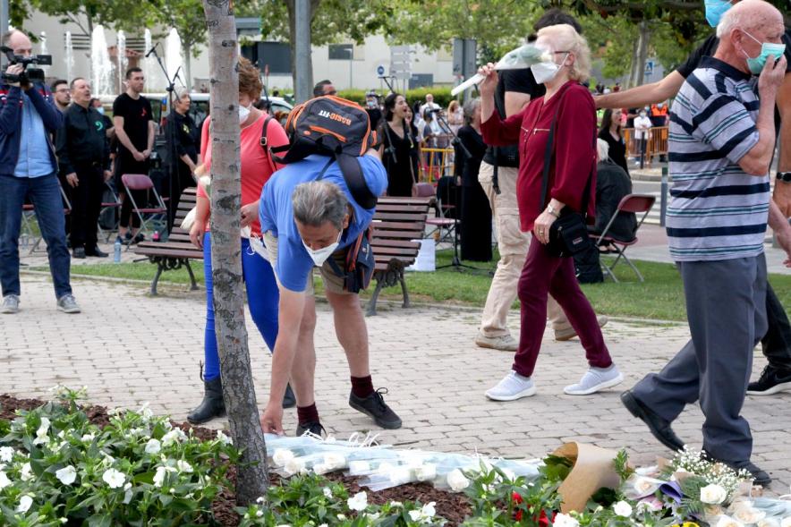 Homenaje a las Víctimas del Covid-19 - Imagen del público en general que participa en la ofrenda de flores.