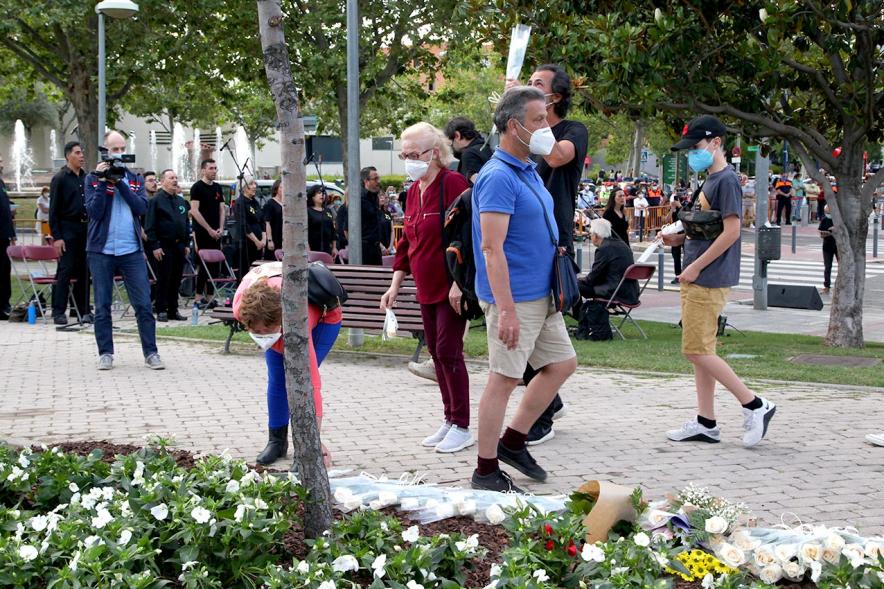 Homenaje a las Víctimas del Covid-19 - Imagen del público en general que participa en la ofrenda de flores.