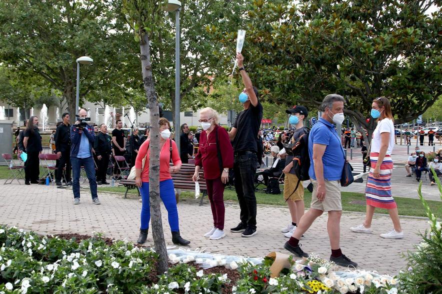 Homenaje a las Víctimas del Covid-19 - Imagen del público en general que participa en la ofrenda de flores.