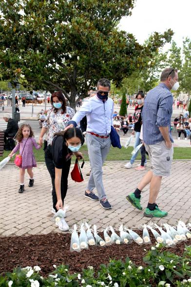 Homenaje a las Víctimas del Covid-19 - Imagen del público en general que participa en la ofrenda de flores.