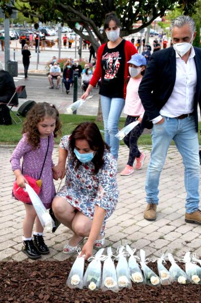 Homenaje a las Víctimas del Covid-19 - Imagen del público en general que participa en la ofrenda de flores.