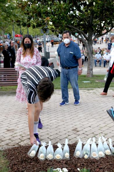 Homenaje a las Víctimas del Covid-19 - Imagen del público en general que participa en la ofrenda de flores.