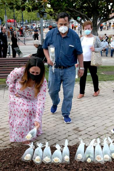 Homenaje a las Víctimas del Covid-19 - Imagen del público en general que participa en la ofrenda de flores.
