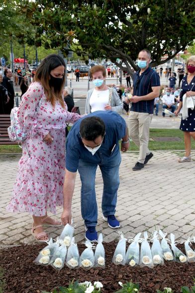 Homenaje a las Víctimas del Covid-19 - Imagen del público en general que participa en la ofrenda de flores.