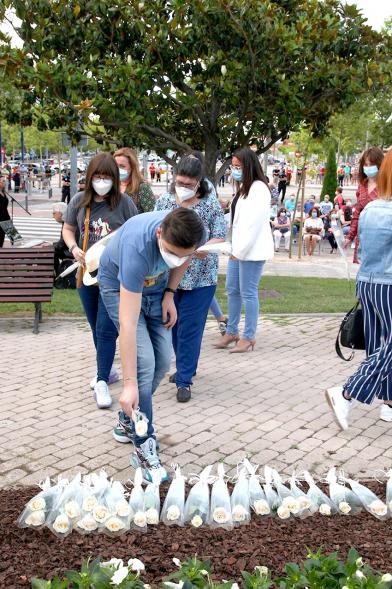 Homenaje a las Víctimas del Covid-19 - Imagen del público en general que participa en la ofrenda de flores.