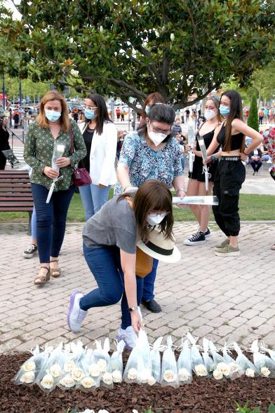 Homenaje a las Víctimas del Covid-19 - Imagen del público en general que participa en la ofrenda de flores.