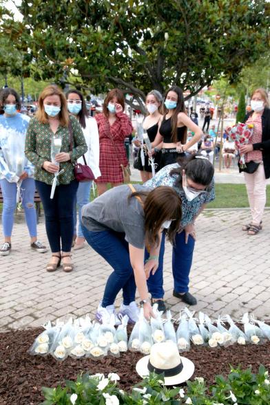 Homenaje a las Víctimas del Covid-19 - Imagen del público en general que participa en la ofrenda de flores.