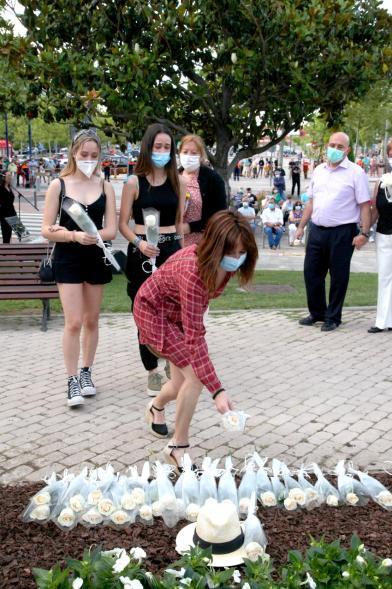 Homenaje a las Víctimas del Covid-19 - Imagen del público en general que participa en la ofrenda de flores.