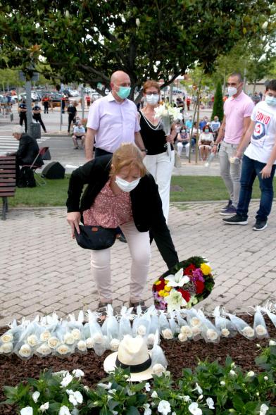 Homenaje a las Víctimas del Covid-19 - Imagen del público en general que participa en la ofrenda de flores.